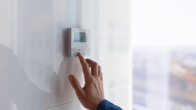 THE ROLE OF SMART THERMOSTATS IN MODERN HVAC EFFICIENCY